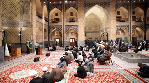 تصاویر/زیارت آستان مقدس امام رضا (ع) و بازدید میهمانان کنگره بین المللی میرزایی نائینی از مدرسه علمیه دو درب در حرم مطهر رضوی