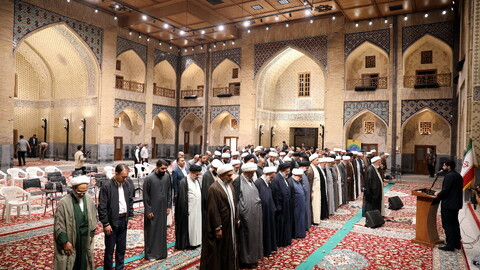 تصاویر/زیارت آستان مقدس امام رضا (ع) و بازدید میهمانان کنگره بین المللی میرزایی نائینی از مدرسه علمیه دو درب در حرم مطهر رضوی