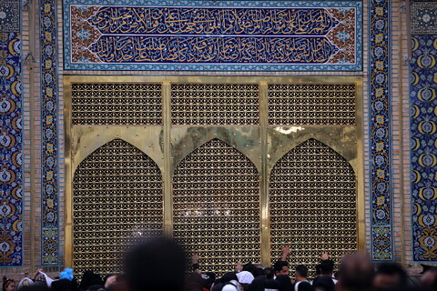 تصاویر/زیارت آستان مقدس امام رضا (ع) و بازدید میهمانان کنگره بین المللی میرزایی نائینی از مدرسه علمیه دو درب در حرم مطهر رضوی