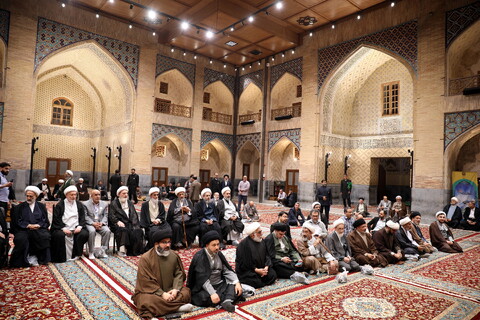 تصاویر/زیارت آستان مقدس امام رضا (ع) و بازدید میهمانان کنگره بین المللی میرزایی نائینی از مدرسه علمیه دو درب در حرم مطهر رضوی