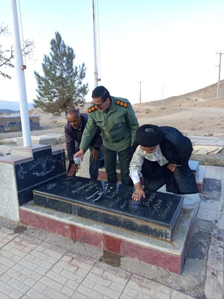 حضور امام جمعه نطنز بر مزار شهیدان زاهدی و زاهدزاده+عکس