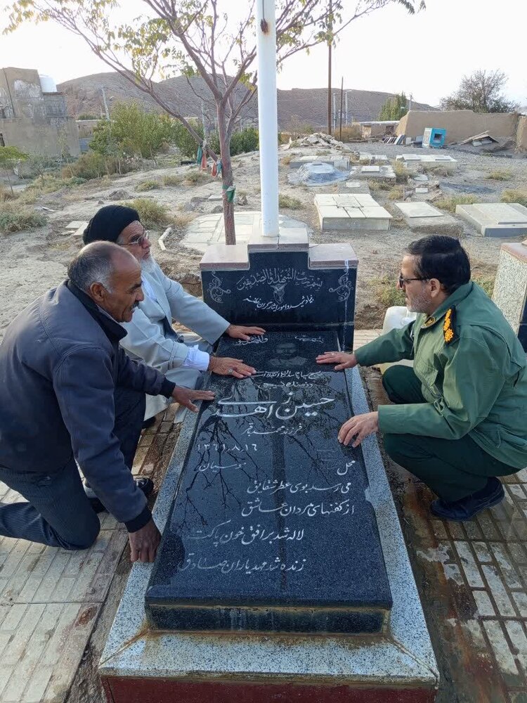 حضور امام جمعه نطنز بر مزار شهیدان زاهدی و زاهدزاده+عکس