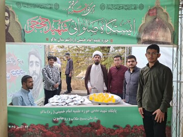 تصاویر/ برپایی ایستگاه صلواتی توسط طلاب مدرسه علمیه ماکو به مناسبت ولادت حضرت زینب