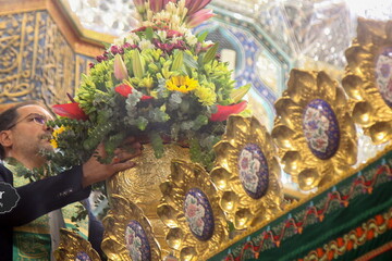 گل آرایی ضریح مطهر بانوی کرامت در روز میلاد حضرت زینب (س) + عکس