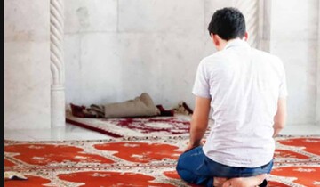 احکام شرعی | هنگام نماز ترسیدم و به اطرافم نگاه کردم؛ آیا نمازم باطل است؟