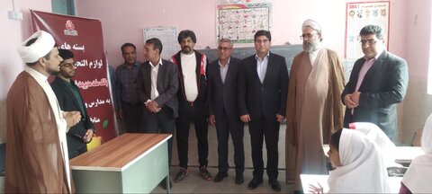 تصاویر/ اهداء لوازم التحریر به دانش آموزان شهدادی به‌مناسبت ولادت حضرت زینب(س)