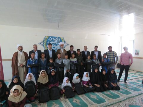 تصاویر/ اهداء لوازم التحریر به دانش آموزان شهدادی به‌مناسبت ولادت حضرت زینب(س)