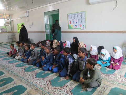 تصاویر/ اهداء لوازم التحریر به دانش آموزان شهدادی به‌مناسبت ولادت حضرت زینب(س)