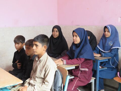 تصاویر/ اهداء لوازم التحریر به دانش آموزان شهدادی به‌مناسبت ولادت حضرت زینب(س)