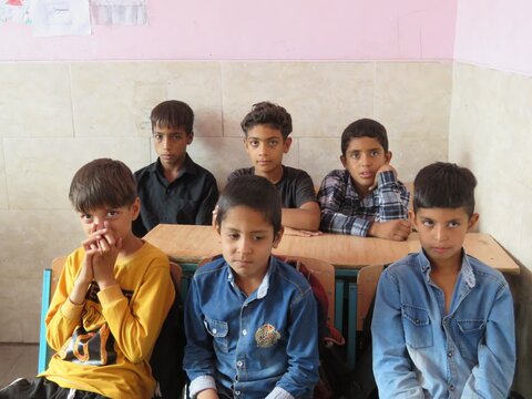 تصاویر/ اهداء لوازم التحریر به دانش آموزان شهدادی به‌مناسبت ولادت حضرت زینب(س)