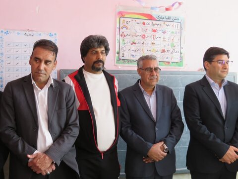 تصاویر/ اهداء لوازم التحریر به دانش آموزان شهدادی به‌مناسبت ولادت حضرت زینب(س)