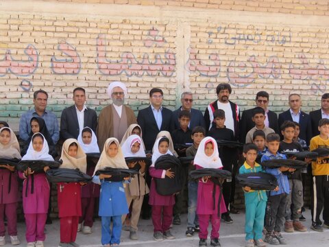تصاویر/ اهداء لوازم التحریر به دانش آموزان شهدادی به‌مناسبت ولادت حضرت زینب(س)