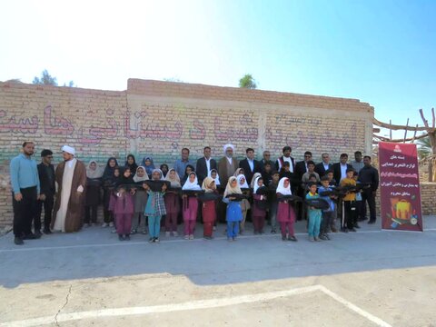 تصاویر/ اهداء لوازم التحریر به دانش آموزان شهدادی به‌مناسبت ولادت حضرت زینب(س)