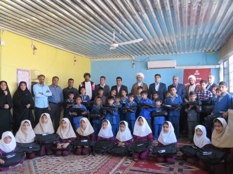 تصاویر/ اهداء لوازم التحریر به دانش آموزان شهدادی به‌مناسبت ولادت حضرت زینب(س)