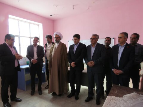 تصاویر/ اهداء لوازم التحریر به دانش آموزان شهدادی به‌مناسبت ولادت حضرت زینب(س)