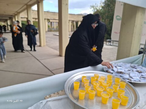 تصاویر/ برپایی ایستگاه صلواتی توسط طلاب مدرسه علمیه ماکو به مناسبت ولادت حضرت زینب