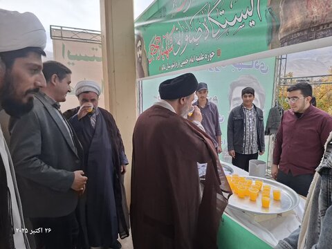 تصاویر/ برپایی ایستگاه صلواتی توسط طلاب مدرسه علمیه ماکو به مناسبت ولادت حضرت زینب