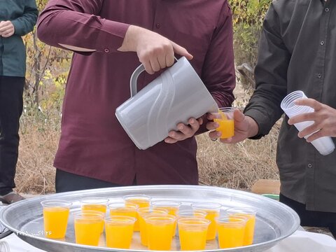 تصاویر/ برپایی ایستگاه صلواتی توسط طلاب مدرسه علمیه ماکو به مناسبت ولادت حضرت زینب