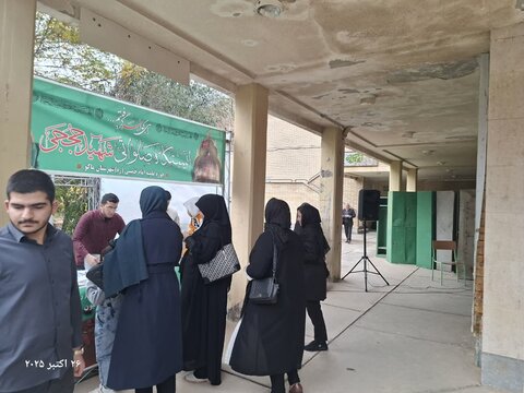 تصاویر/ برپایی ایستگاه صلواتی توسط طلاب مدرسه علمیه ماکو به مناسبت ولادت حضرت زینب