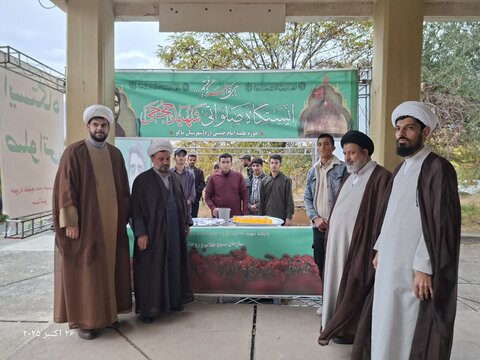 تصاویر/ برپایی ایستگاه صلواتی توسط طلاب مدرسه علمیه ماکو به مناسبت ولادت حضرت زینب