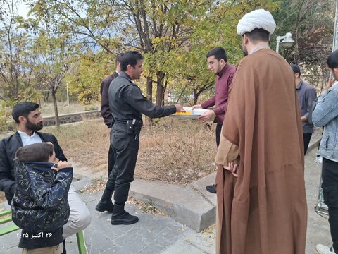 تصاویر/ برپایی ایستگاه صلواتی توسط طلاب مدرسه علمیه ماکو به مناسبت ولادت حضرت زینب