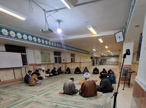 تصاویر/ جلسه قرائت قرآن هفتگی مدرسه علمیه الغدیر نراق