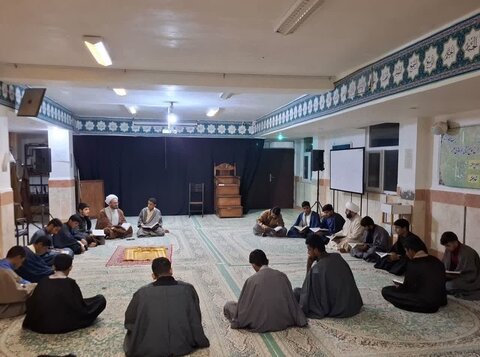 تصاویر/ جلسه قرائت قرآن هفتگی مدرسه علمیه الغدیر نراق