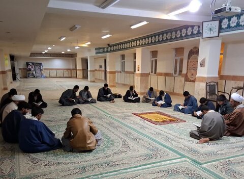 تصاویر/ جلسه قرائت قرآن هفتگی مدرسه علمیه الغدیر نراق