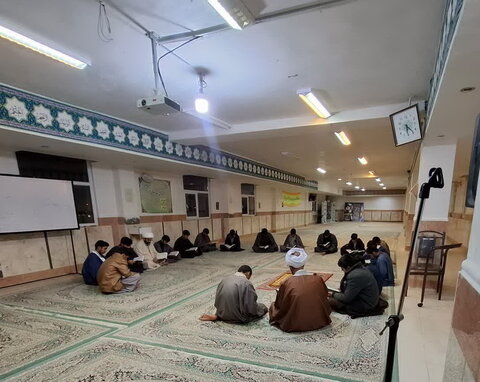 تصاویر/ جلسه قرائت قرآن هفتگی مدرسه علمیه الغدیر نراق