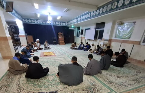 تصاویر/ جلسه قرائت قرآن هفتگی مدرسه علمیه الغدیر نراق