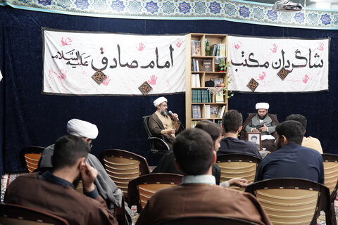 تصاویر/ برگزاری نشست‌ «ملای مجاهد» در مدرسه علمیه حقانی قم