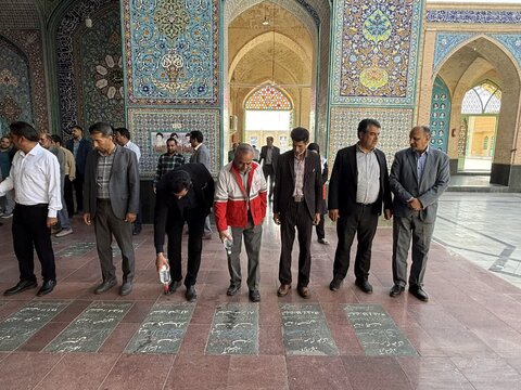 تصاویر/ عطر افشانی قبور مطهر شهدا در آغاز هفته پدافند غیر عامل در شهرستان انار