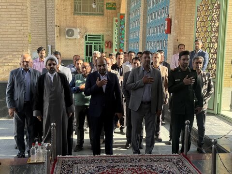 تصاویر/ عطر افشانی قبور مطهر شهدا در آغاز هفته پدافند غیر عامل در شهرستان انار