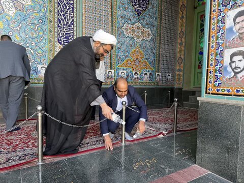 تصاویر/ عطر افشانی قبور مطهر شهدا در آغاز هفته پدافند غیر عامل در شهرستان انار