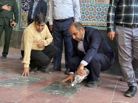 تصاویر/ عطر افشانی قبور مطهر شهدا در آغاز هفته پدافند غیر عامل در شهرستان انار