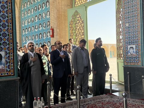 تصاویر/ عطر افشانی قبور مطهر شهدا در آغاز هفته پدافند غیر عامل در شهرستان انار