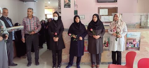 تصاویر/ تقدیر از کادر درمان شهر خانوک توسط امام جمعه