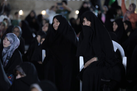 تصاویر/ تجلیل از مادران و پدران پرستار دارای فرزند معلول در حرم حضرت علی بن جعفر(ع)