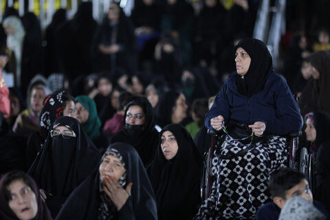 تصاویر/ تجلیل از مادران و پدران پرستار دارای فرزند معلول در حرم حضرت علی بن جعفر(ع)