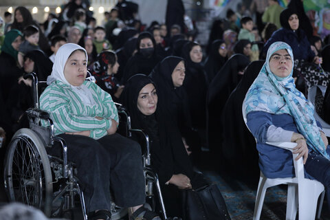 تصاویر/ تجلیل از مادران و پدران پرستار دارای فرزند معلول در حرم حضرت علی بن جعفر(ع)