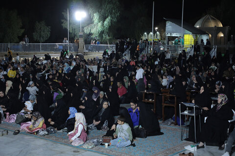 تصاویر/ تجلیل از مادران و پدران پرستار دارای فرزند معلول در حرم حضرت علی بن جعفر(ع)