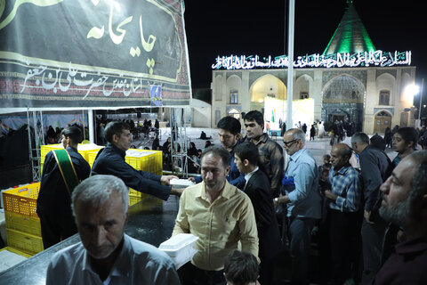 تصاویر/ تجلیل از مادران و پدران پرستار دارای فرزند معلول در حرم حضرت علی بن جعفر(ع)