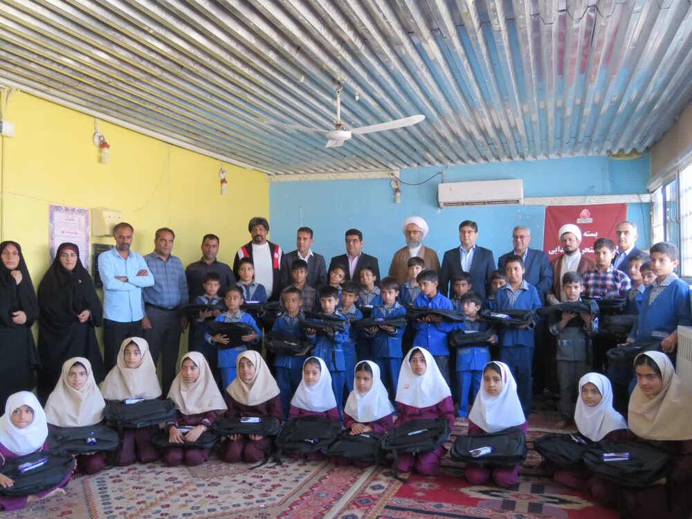 تصاویر/ اهداء لوازم التحریر به دانش آموزان شهدادی به‌مناسبت ولادت حضرت زینب(س)