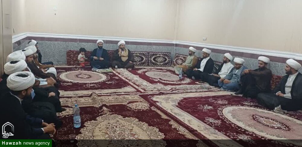 روحانیون، پرچمداران خدمت به دین و مردم‌ هستند