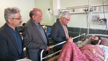 عیادت جمعی از مسئولان آران و بیدگل از معلمان حادثه‌دیده در سانحه رانندگی