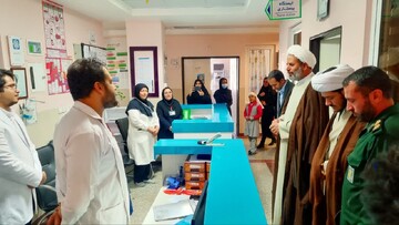 تصاویر/ تقدیر از کادر درمان شهرستان رابر توسط امام جمعه