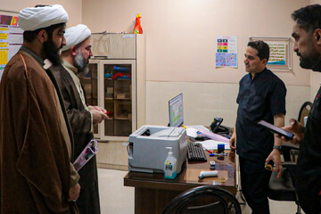 تصاویر/ اهدای گل به پرستاران بیمارستان آیت‌الله بهاری توسط مدیر مدرسه علمیه به مناسبت روز پرستار