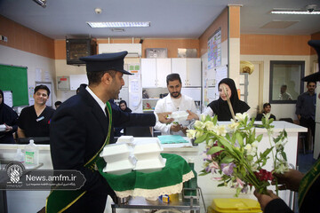 شادی پرستاران قمی با کیک میلاد حضرت زینب(س)