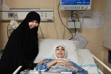 عیادت دختر شهید سلامی از دختر دانشمند شهید هاشمی‌تبار در تهران + فیلم