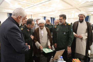 تصاویر / تجلیل از خانواده‌های شهدای جنگ تحمیلی ۱۲ روزه در همدان